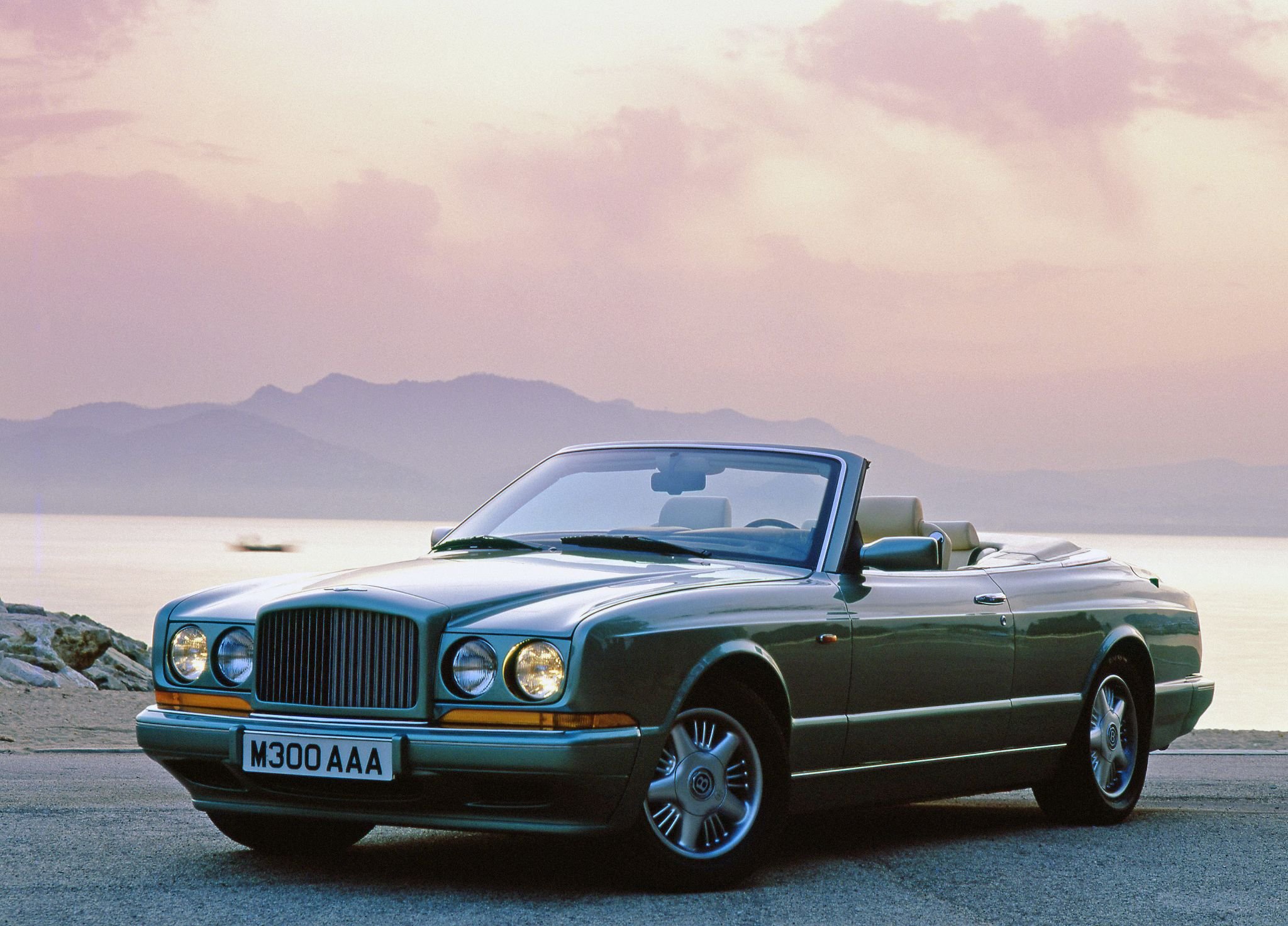 bentley azure verde frente parado