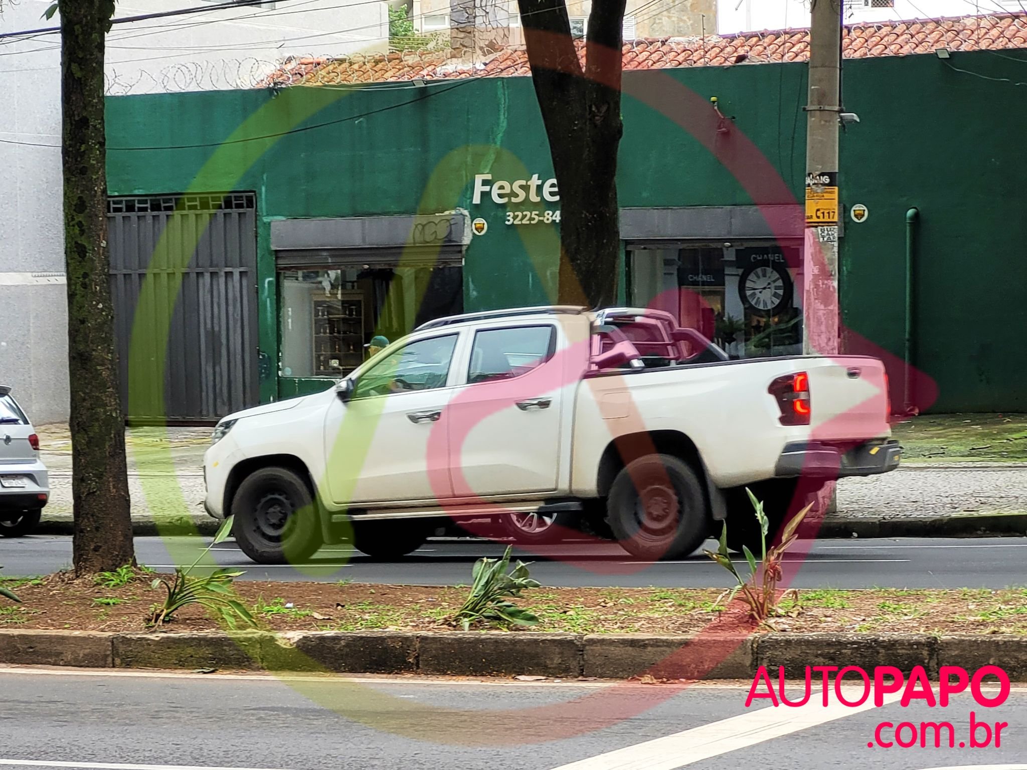 Flagra Fiat Titano com novo motor 2 2 multijet branca lateral em avenida de belo horizonte