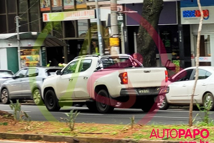 Flagra Fiat Titano com novo motor 2 2 multijet branca traseira em avenida de belo horizonte