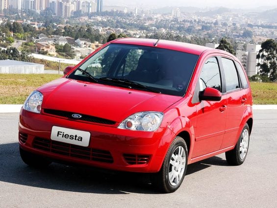 ford fiesta 2003 vermelho frente parado