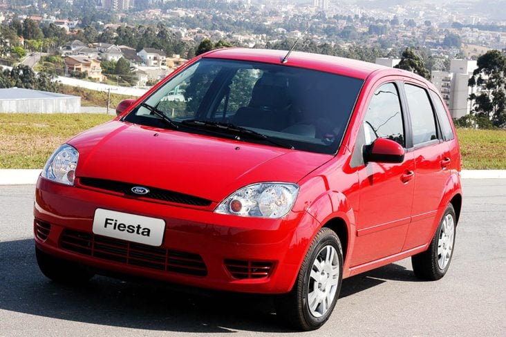 ford fiesta 2003 vermelho frente parado