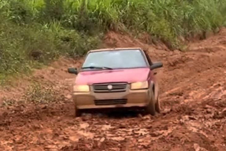 Fiat Mille Way vermelho atravessando lama na rodovia transamazônica