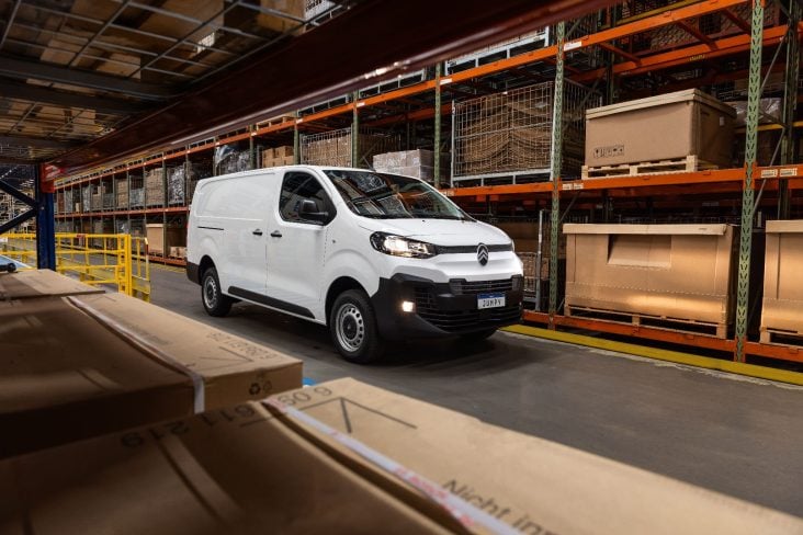 Citroën Jumpy Cargo 2025 Branco frente parado em galpão