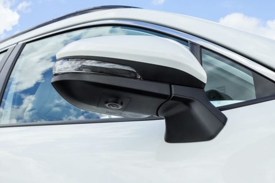 Toyota Corolla Cross XRX Hybrid Premium 2026 Branco Lunar detalhe retrovisor com câmera 360