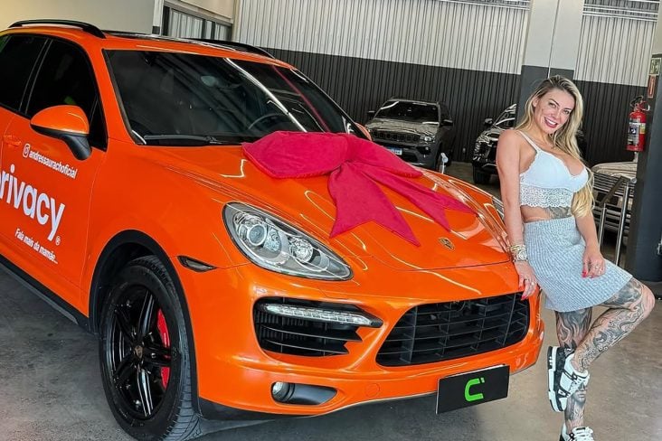 Andressa urach com seu porsche cayenne turbo laranja