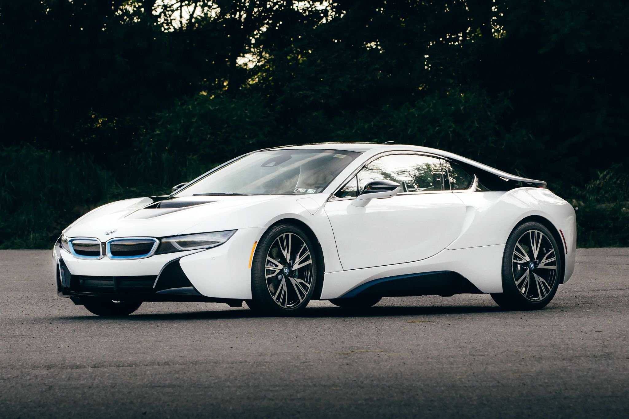 bmw i8 branco frente parado