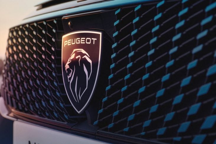 peugeot e 3008 detalhe logo emblema