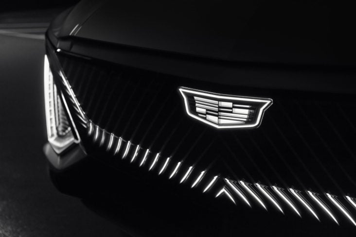 cadillac lyriq emblema iluminado