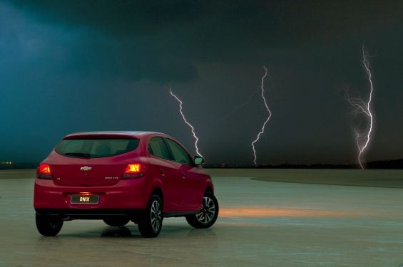 chevrolet onix 2012 vermelho traseira