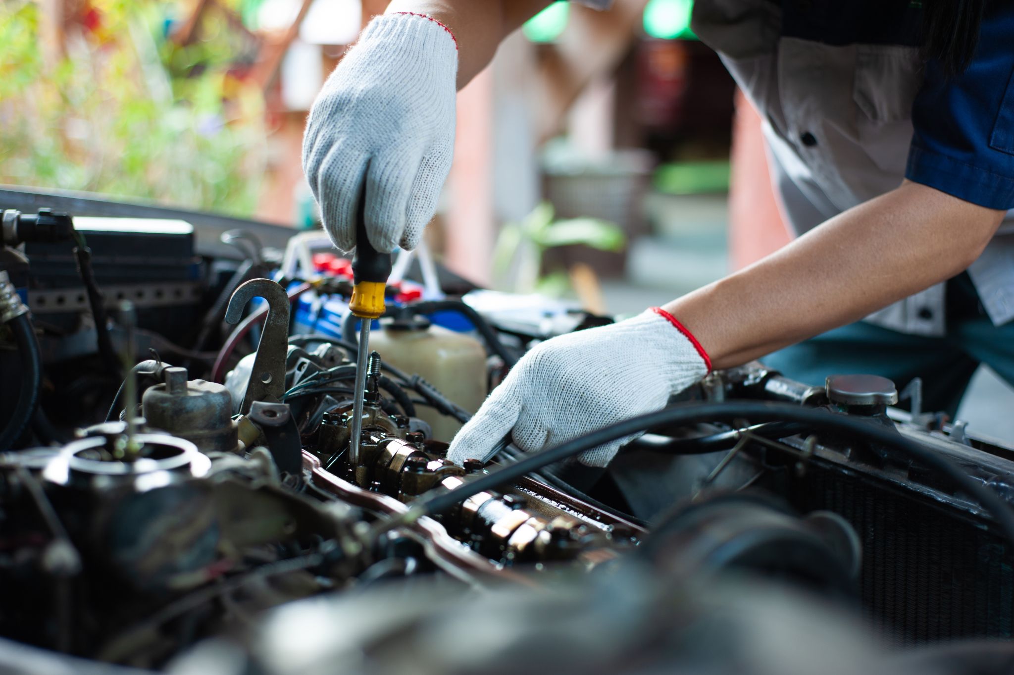 MECÂNICO COM CHAVE DE FENDA NO MOTOR SHUTTERSTOCK