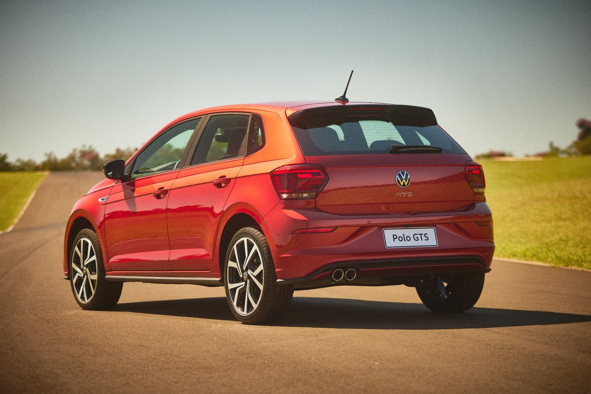 volkswagen polo gts 2023 traseira vermelho