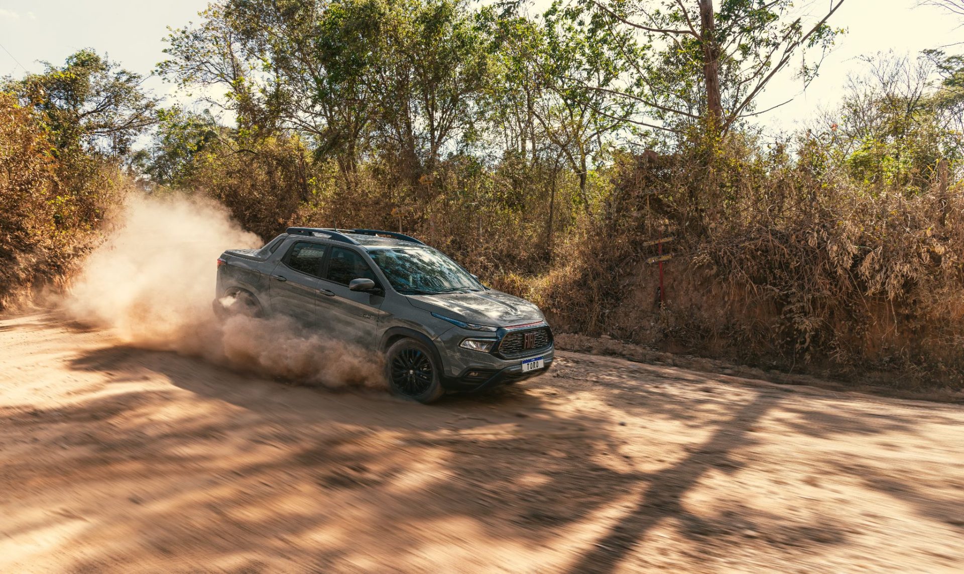 Fiat Toro Ultra T270 4x2 2025 Cinza Sting frente em estrada de terra