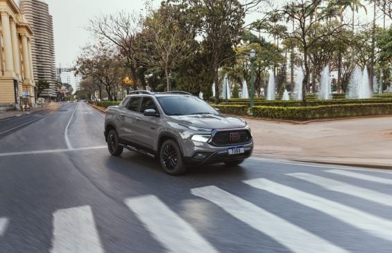 Fiat Toro Ultra T270 4x2 2025 Cinza Sting frente em movimento cidade praça da liberdade belo horizonte