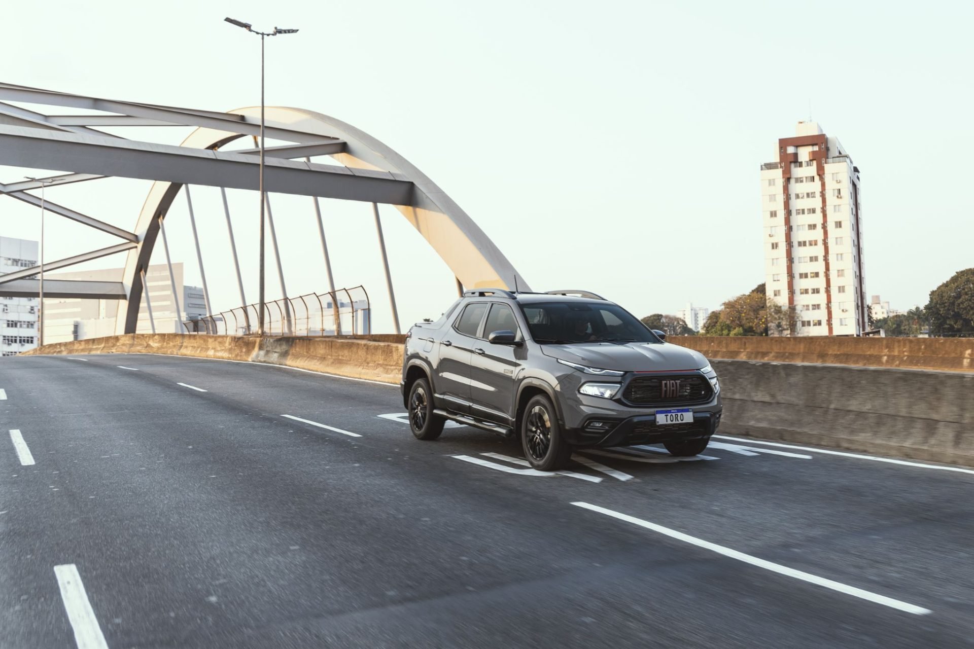 Fiat Toro Ultra T270 4x2 2025 Cinza Sting frente em movimento viaduro belo horizonte