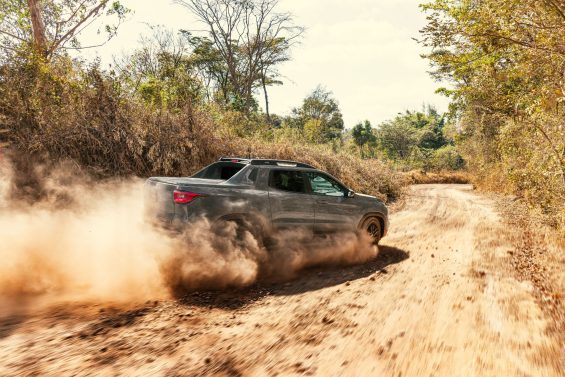 Fiat Toro Ultra T270 4x2 2025 Cinza Sting traseira em movimento estrada de terra