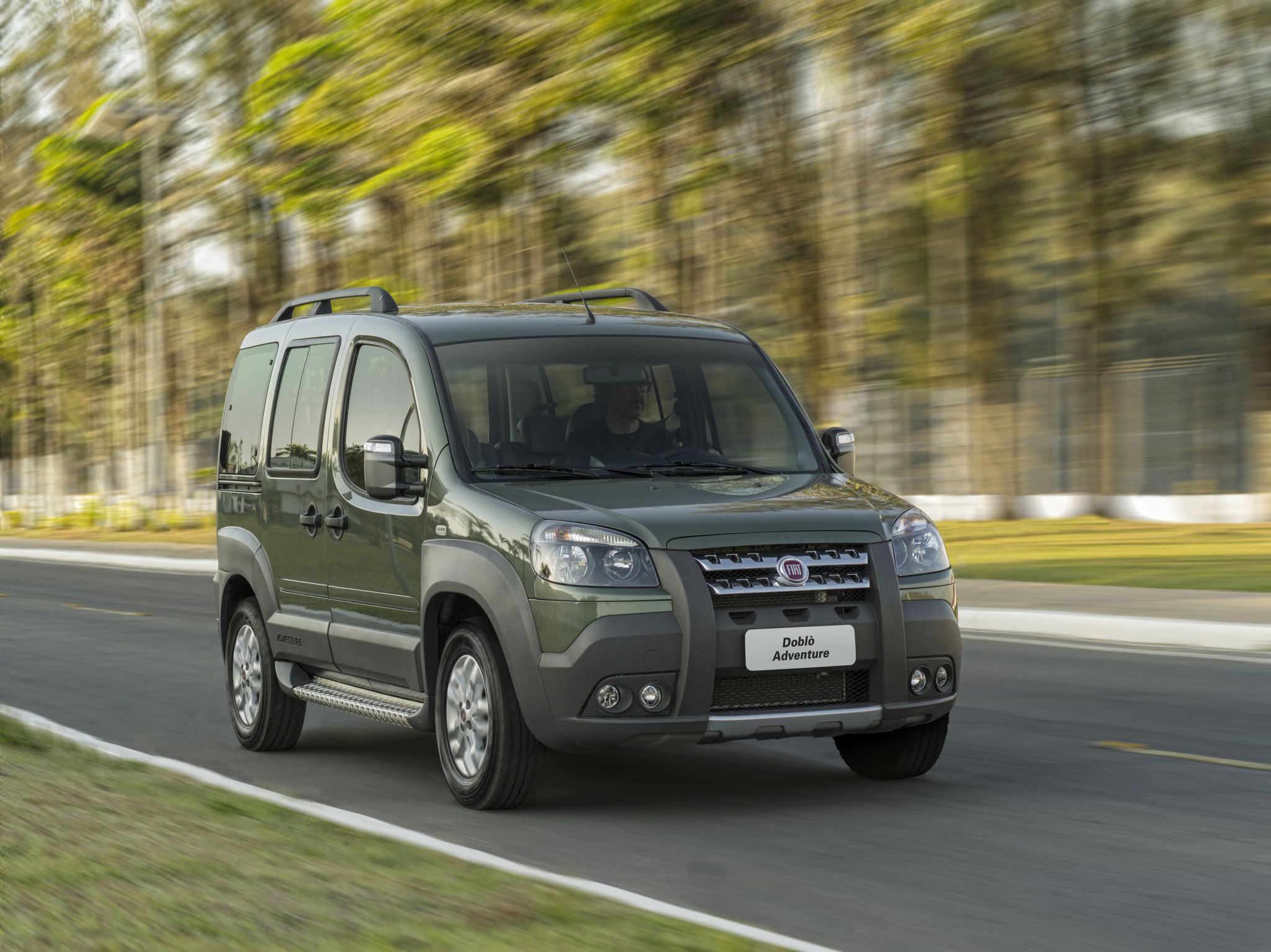 FIAT DOBLO ADVENTURE VERDE FRENTE E LATERAL MOVIMENTO