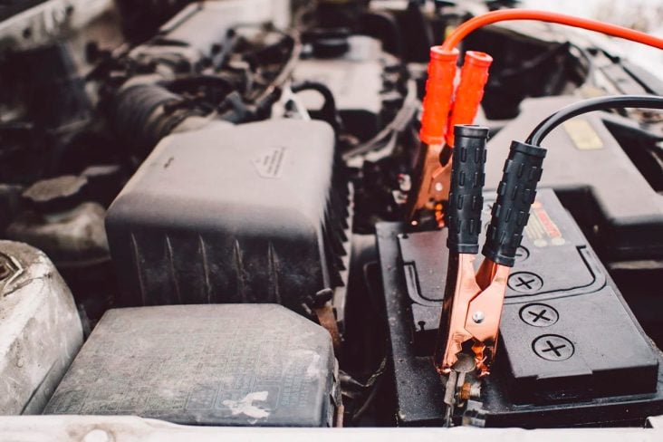 bateria no motor do carro tem cabos conectados para fazer chupeta