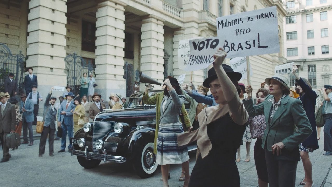 Comercial chevrolet GM 100 anos modelo 1938 em cena de sufragio feminino