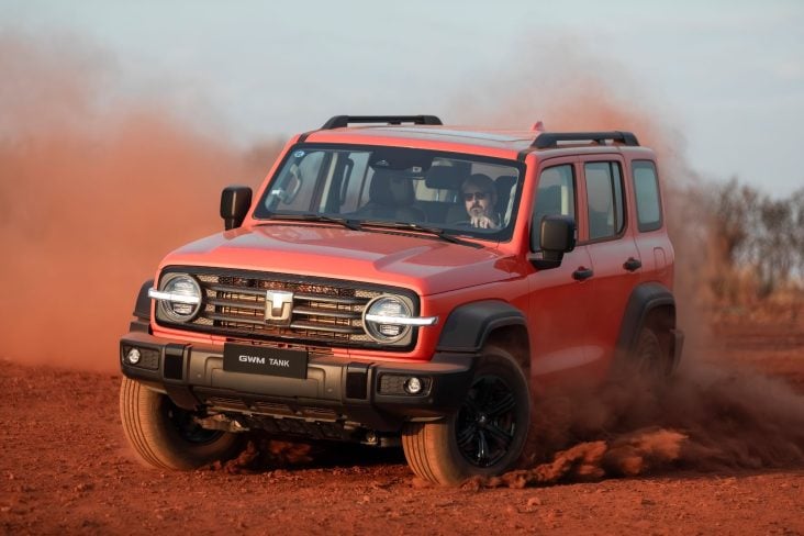 GWM Tank 300 laranja frente fazendo curva em estrada de terra