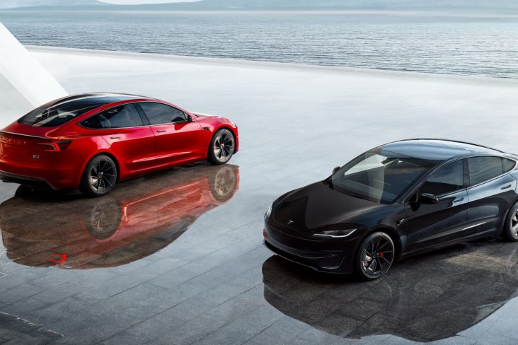 Dois Tesla Model 3s carros elétricos um vermelho e outro preto vistos de cima na diagonal