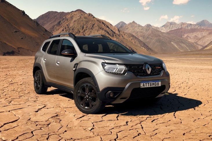 Renault Duster Iconic Plus 1 3 TCe turbo 2026 cinza Cassiopé com pacote outsider frente parado em deserto