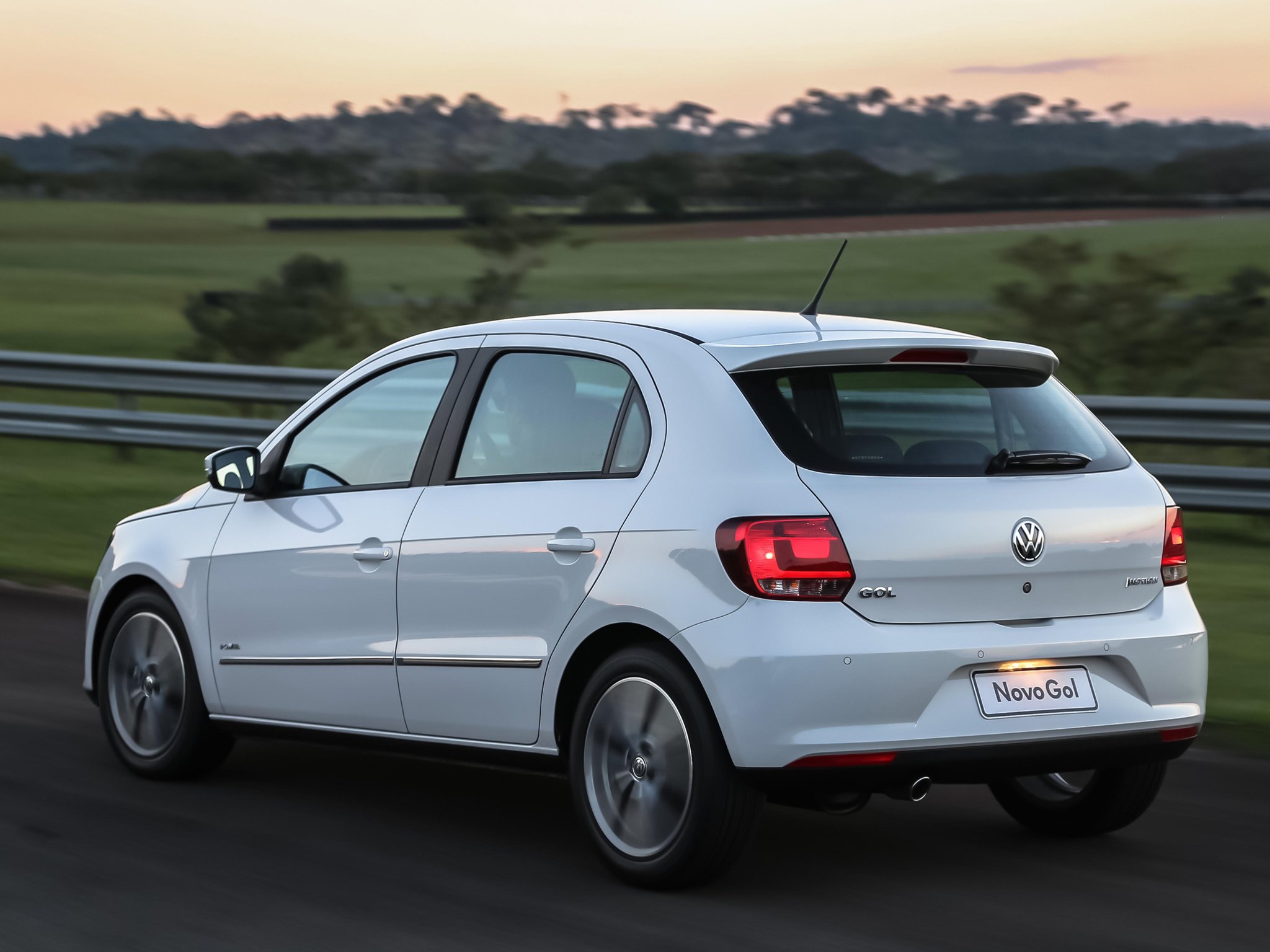 VOLKSWAGEN GOL G5 2014 PRATA MOVIMENTO