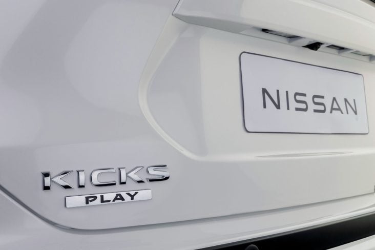 Nissan Kicks Play Advance Plus 2025 branco diamond detalhe emblema