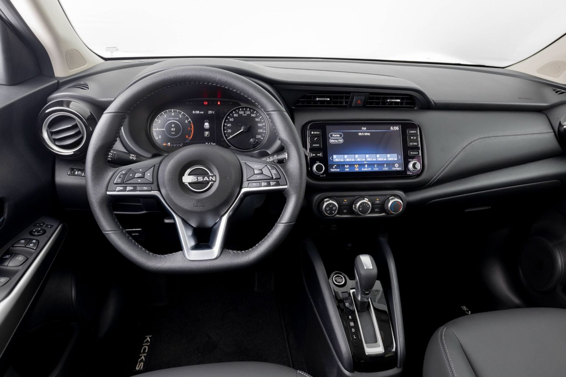 Nissan Kicks Play Advance Plus 2025 interior painel