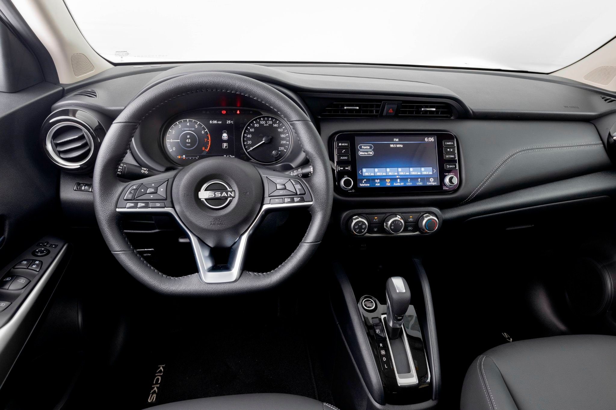 Nissan Kicks Play Advance Plus 2025 interior painel