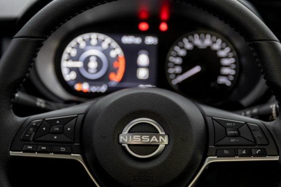 Nissan Kicks Play Advance Plus 2025 interior volante