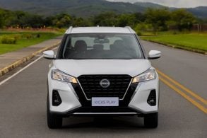 Nissan Kicks Play Advance Plus 2025 branco diamond dianteira