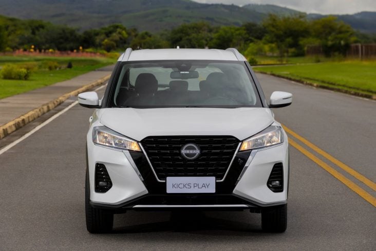 Nissan Kicks Play Advance Plus 2025 branco diamond dianteira
