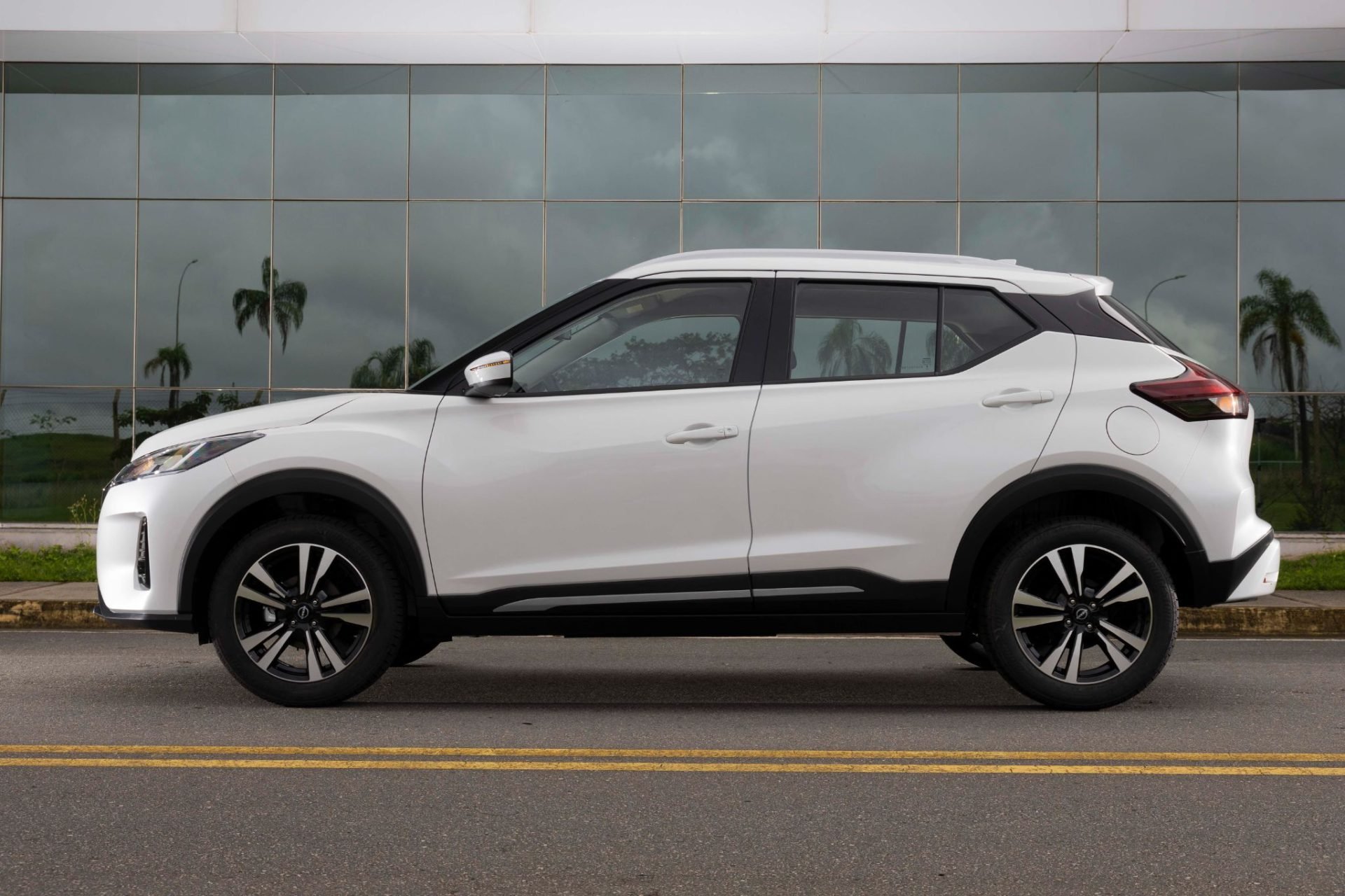 Nissan Kicks Play Advance Plus 2025 branco diamond lateral