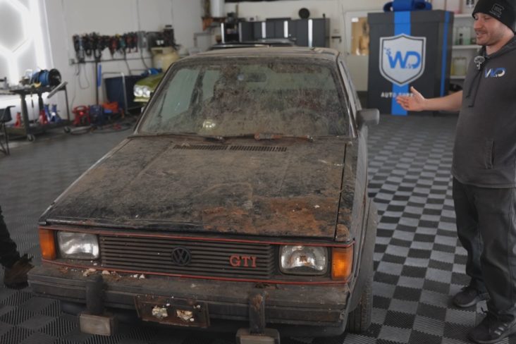 [VÍDEO] Detailers lavam VW Golf GTI Mk1 parado há mais de 25 anos