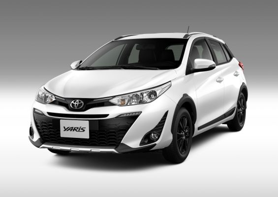 toyota yaris x way branco frente