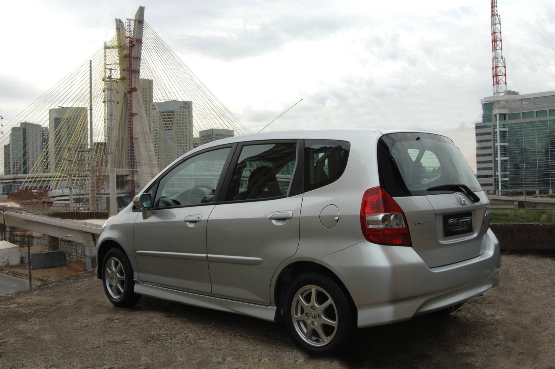 Honda fit 1 5s 2008 prata global traseira