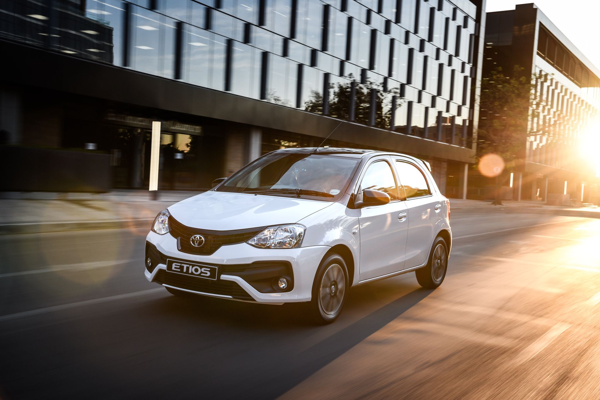 TOYOTA ETIOS HATCH 2018 BRANCO EM MOVIMENTO