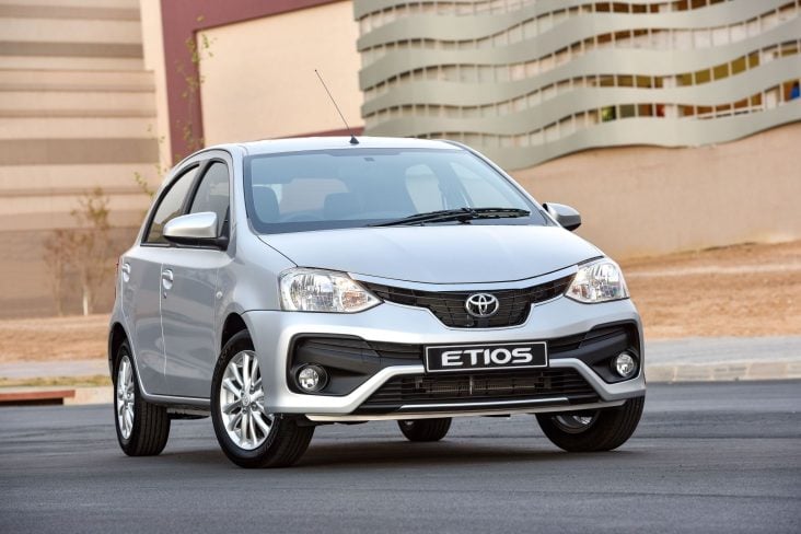 TOYOTA ETIOS HATCH 2018 PRATA LATERAL FRENTE