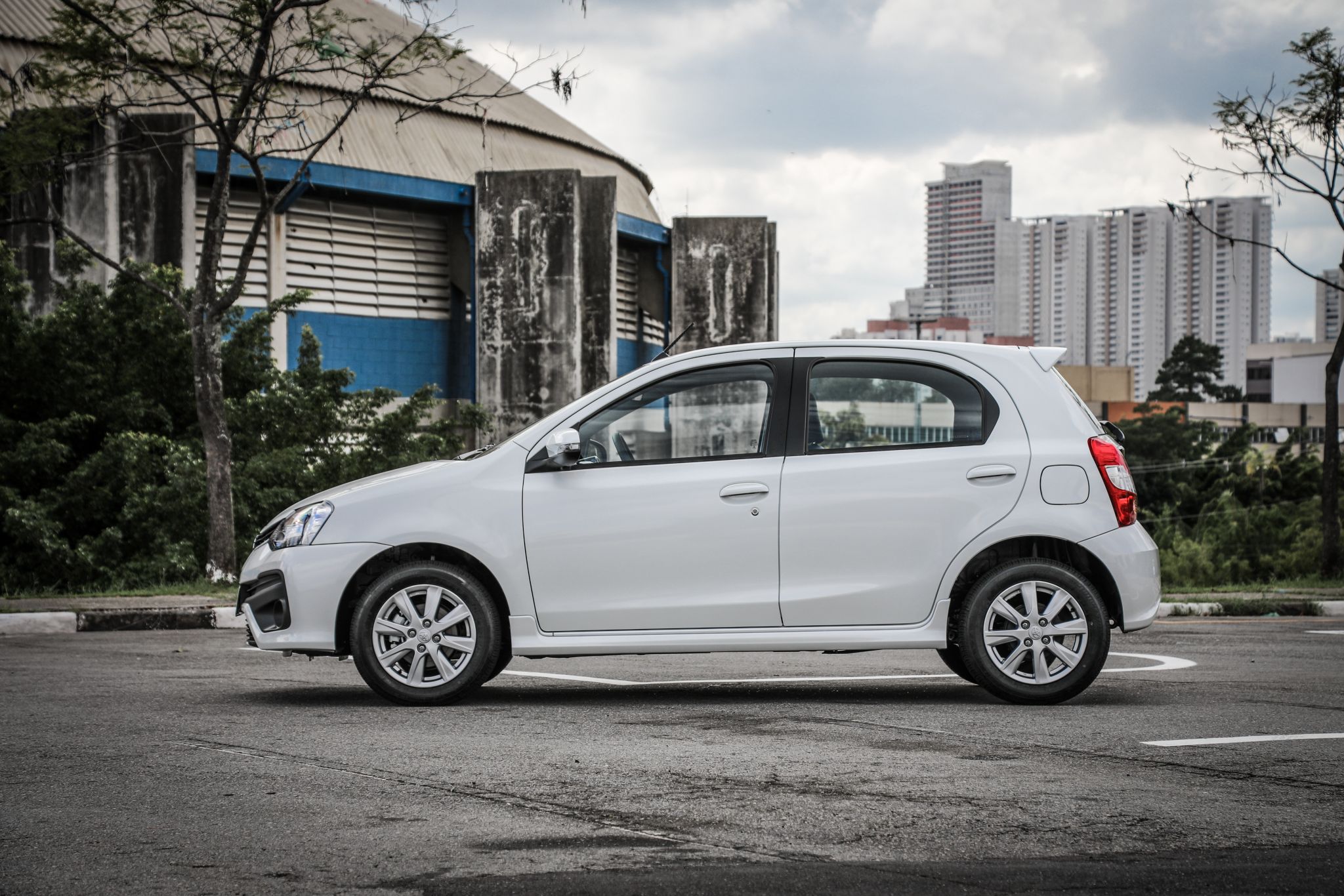 TOYOTA ETIOS HATCH 2018 BRANCO LATERAL