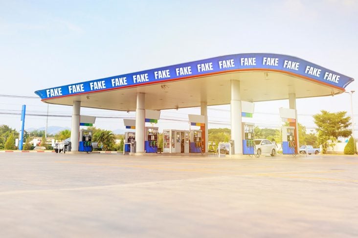 Posto de gasolina com placas escritas FAKE na fachada