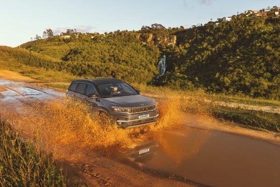 Jeep Commander Overland 2 2 multijet diesel 2025 Cinza Granite frente atravessando poça de lama