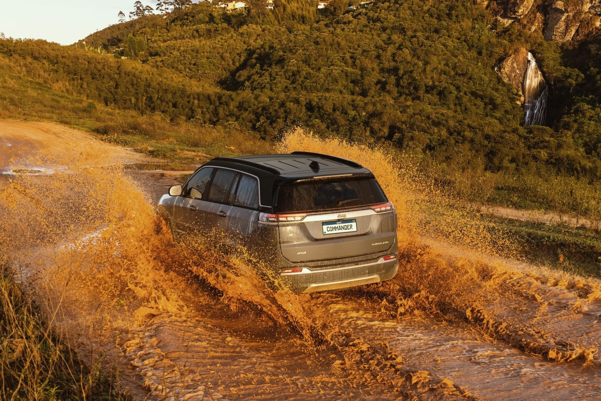 Jeep Commander Overland 2 2 multijet diesel 2025 Cinza Granite traseira atravessando poça de lama