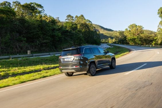 Jeep Commander Overland 2 2 multijet diesel 2025 Cinza Granite traseira em movimento rodovia