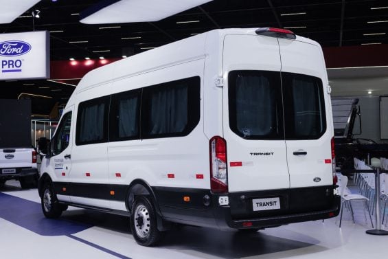 Ford Transit Vidrada 2026 branco oxford traseira parada