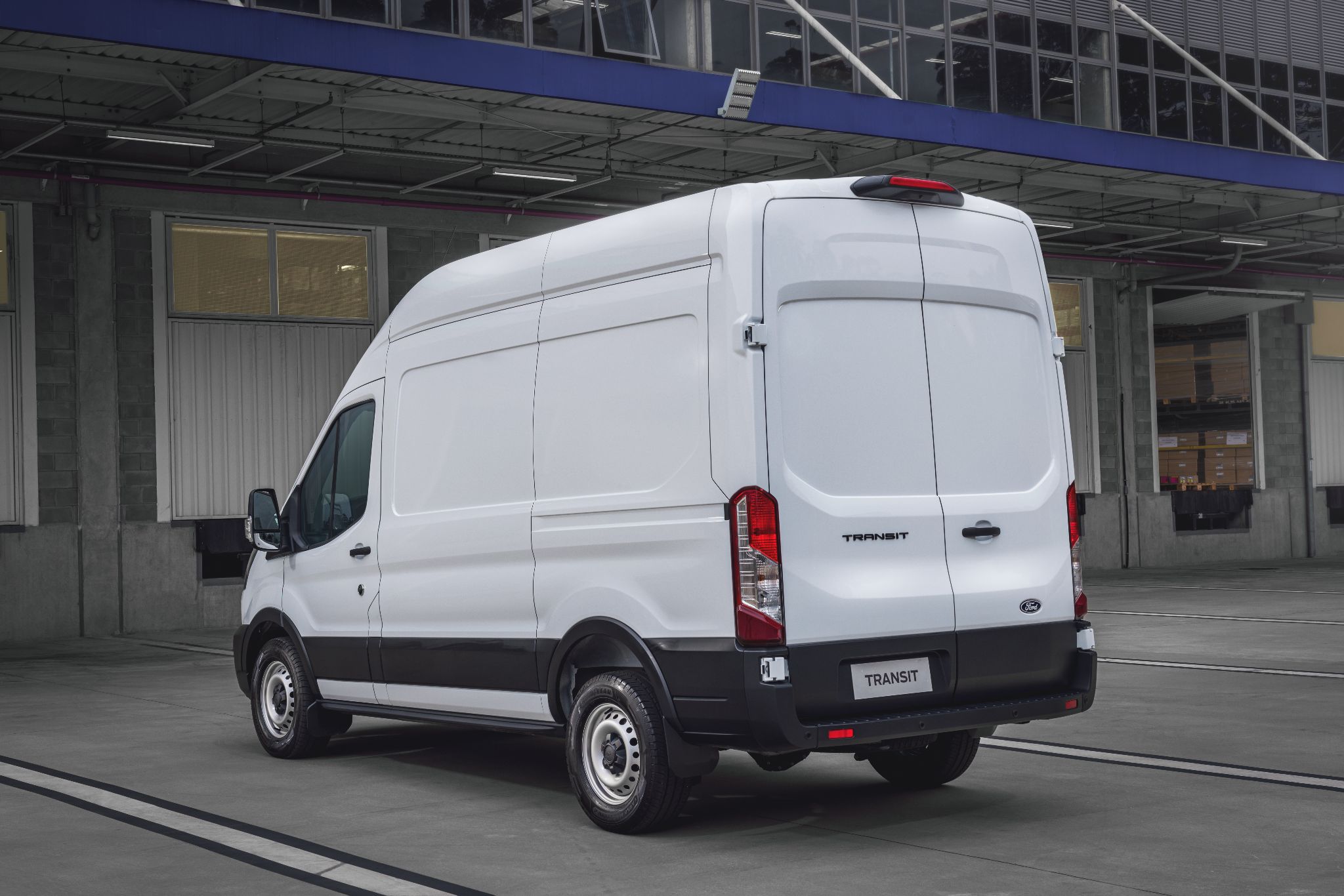 ford transit furgao l2h3 2026 branco oxford traseira parado