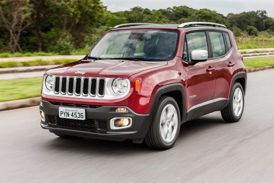 jeep renegade limited 2016 vinho frente em movimento