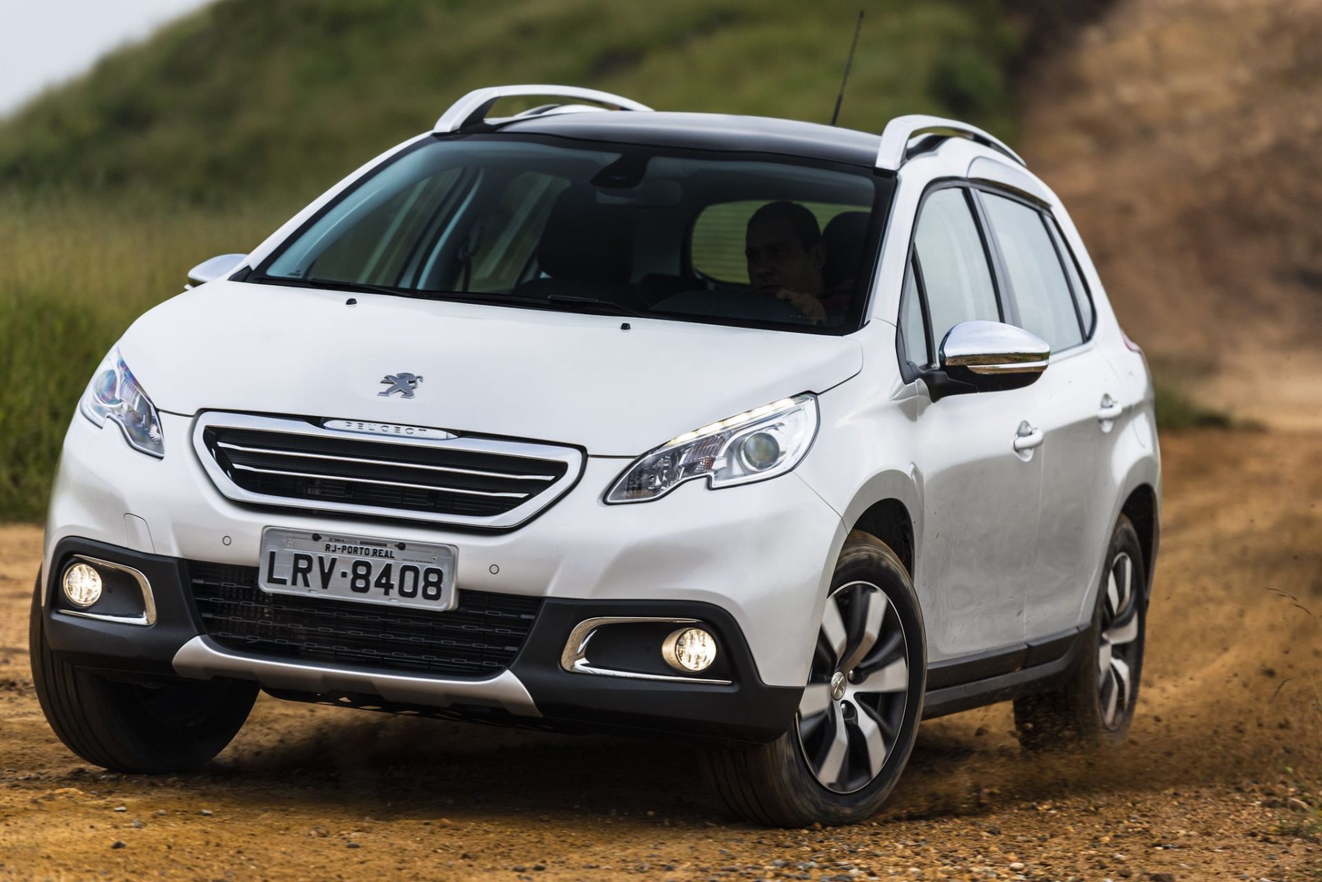 peugeot 2008 2016 branco frente em estrada de terra