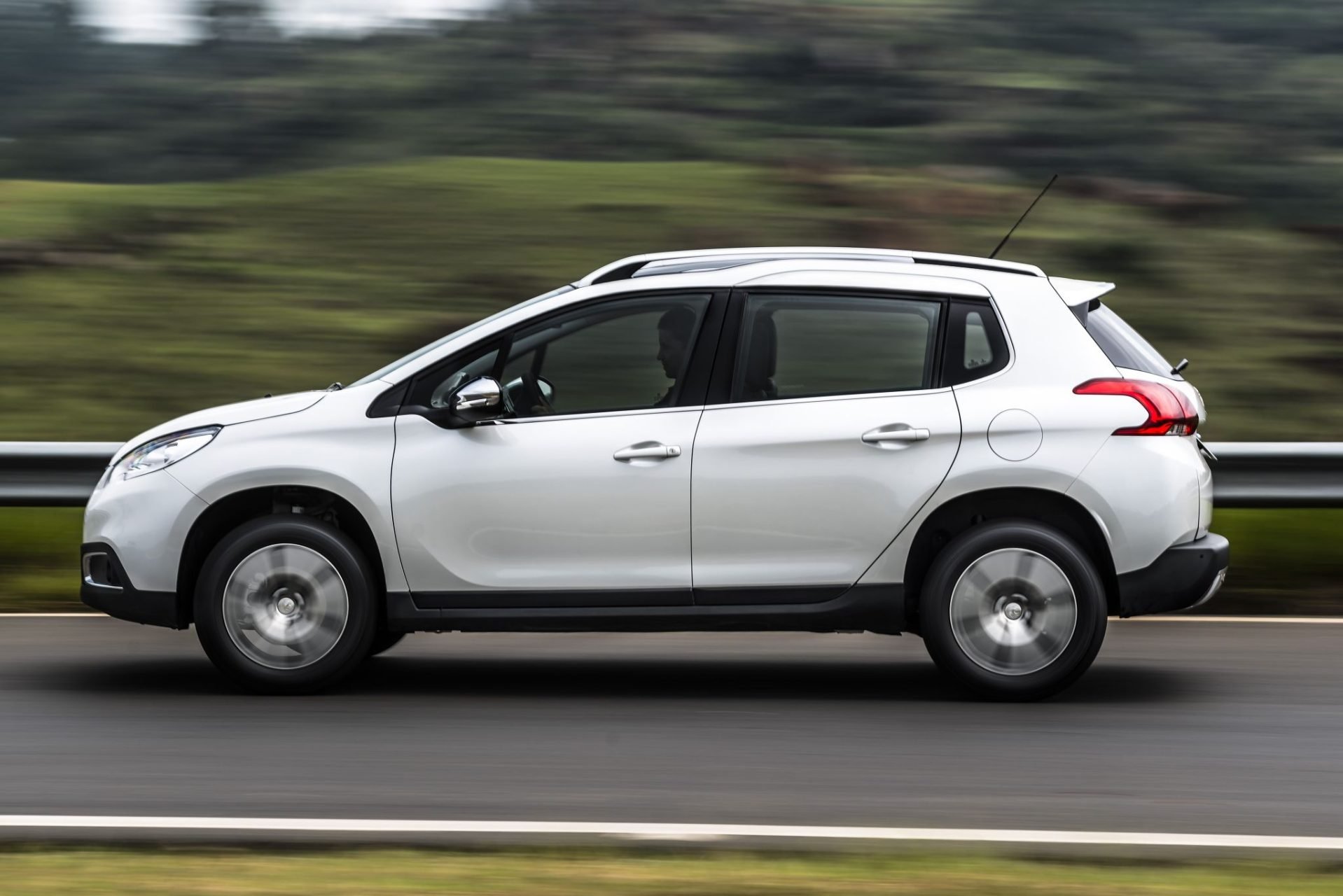 peugeot 2008 2016 branco lateral