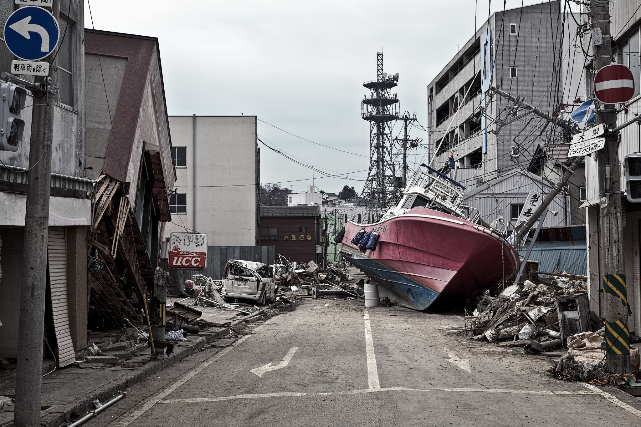 tsunami japao foto Fly and Dive Shutterstock