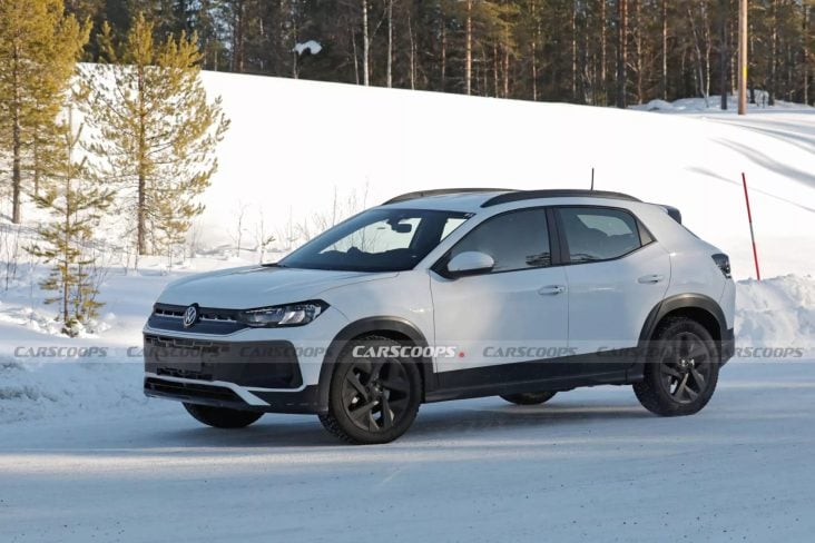 Flagra Carscoops Volkswagen Tera 2026 na neve branco frente 2